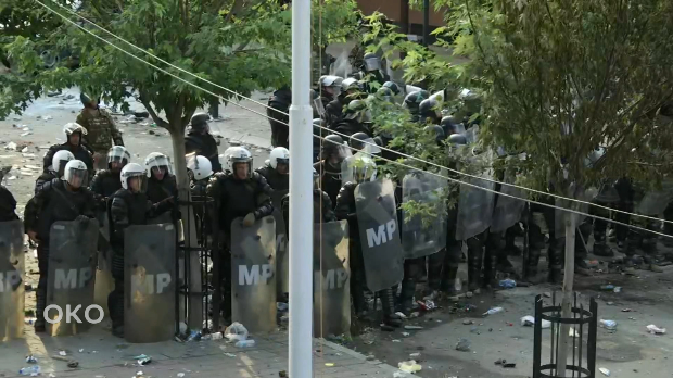 Звечан, сузавац и бомбе испред општине