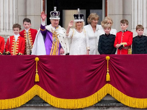 Како је Британија крунисала краља
