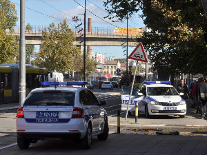 Аутомобил ударио у бандеру у Улици војводе Степе, једна особа тешко повређена