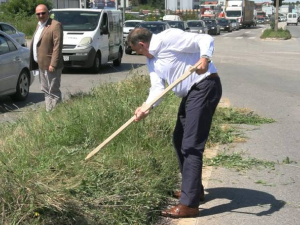 Додик косио траву поред пута: Ово је последњи пут да радим туђи посао