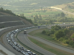 Колона на Градини дуга седам километара, некима позлило док су чекали
