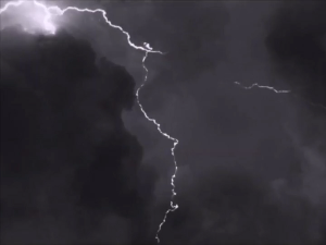 Како да се заштитите од грома, гасите уређаје у кући и избегавајте кишобране са металом