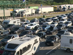 Гужве на границама – чекање на излаз из Србије код Прешева сат и по времена, код Хоргоша пола сата