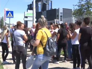 Лесковац: Радници Џинсија испред капије фабрике