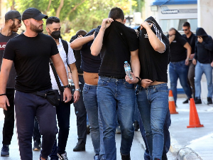 У притвору задржано свих 30 саслушаних хулигана, настављају се испитивања осумњичених за нереде и убиство у Атини