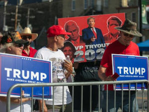 Трамп према анкетама убедљиво води у номинацији за републиканског кандидата