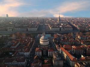 Торино, банкар ухватио трогодишњу девојчицу која је пала са петог спрата