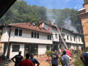 Локализован пожар у конаку манастира Враћевшница, сачуване драгоцености 