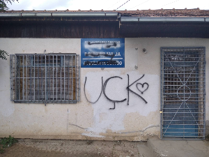 Графити са претећим порукама на амбуланти у селу Суви До