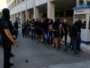 Грчка полиција блокира путеве и претреса хотеле, узима се ДНК осумњичених; Бед блу бојси означени као претња