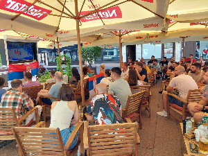 Сунчана недеља, пусте улице, а Срби само што не уђу у екране