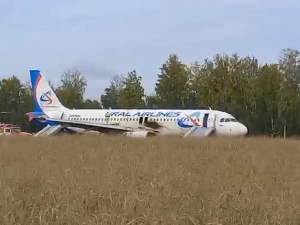 Авион са 159 путника принудно слетео на поље у Новосибирској области