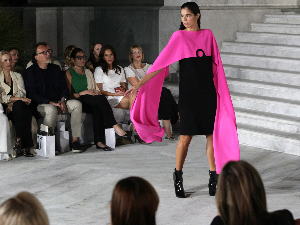 Авангарда и футуризам на ревији Пјер Кардена у француској амбасади