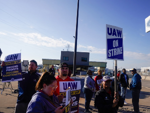 Штрајк радника у ауто-индустрији, блокиране три фабрике у Детроиту