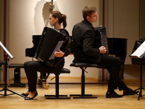 Дуo Акосфера: Нова камерна дела за хармонику