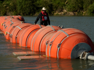Федерални суд наредио држави Тексас да уклони баријере за одвраћање миграната са реке Рио Гранде