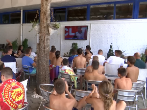 Ни радно време, ни школа нису спречили навијаче широм Србије да бодре „орлове“