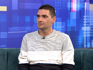 Строг наставник историје, репер, текстописац, дели жуте и црвене картоне – а ученици га поштују и слушају