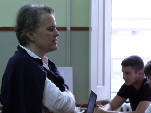 Књижевница Весна Голдсворти са панчевачким гимназијалцима