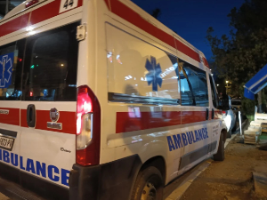 Београд, мушкарац убијен хладним оружјем, аутомобил преврнут – два позива Хитној помоћи за исту локацију