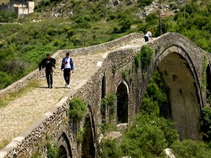 Родославци: Знамења