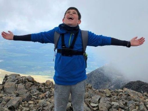 Лахлан, дечак на врху