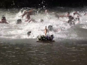  На Богојављење широм Србије традиционално се пливало за Часни крст