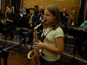 Кика свира џез