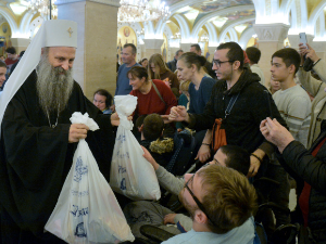 Патријарх Порфирије поделио божићне пакетиће деци