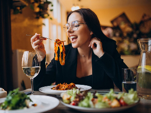 Да ли једете очима, стомаком или мозгом – неуролог објашњава како да контролишемо апетит током празника