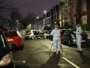Мушкарац бацио "корозивну супстанцу" у Лондону, међу повређенима жена и њене ћерке