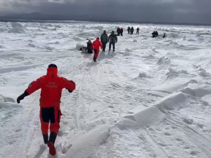 У Охотском мору спасено више од 80 рибара са одломљене ледене санте