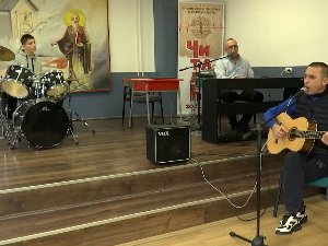 Алексиначки ђаци од директорке школе добили бубањ, а од Бајаге гитаре и појачало