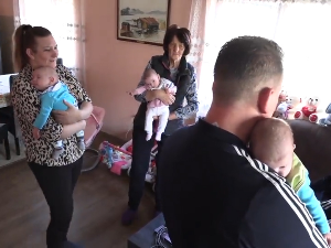 Како живе Ивезићи из Бруса са својим тројкама које су добили после осмогодишње борбе за потомство