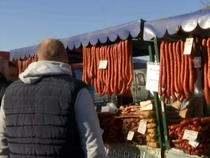 Не зна се да ли је бољи укус или мирис, почела Кобасицијада у Белом Блату