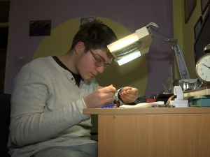 Ниш: Петнаестогодишњи Вук Ивковић поправља старе сатове