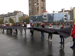 Грађани Новог Сада стали на 14 минута, траже одговорност за несрећу на Железничкој станици