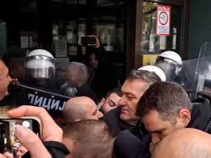 Вишесатна блокада зграде Тужилаштва у Новом Саду, интервенисала полиција