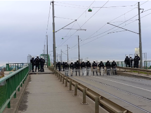 Инциденти између полиције и активиста на Старом савском мосту, приведен Саво Манојловић 