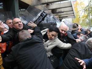 Трећи дан блокаде Тужилаштва у Новом Саду, ухапшен мушкарац због прскања полицајца сузавцем