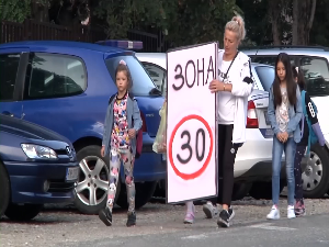 Прокупље: Магистралним путем у школу без тротоара