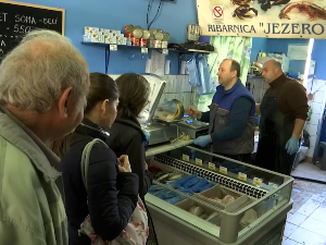 Уочи сезоне слава - Цене свеже рибе остале непромењене, поскупеле димљена и пржена риба  