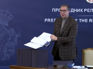 Вучић: Донео сам документацију о надстрешници, сутра ће бити доступна на сајту Владе