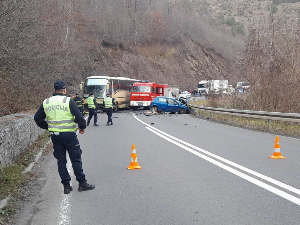 Судар аутобуса и аутомобила на Ибарској магистрали – повређено четворо деце и двоје одраслих