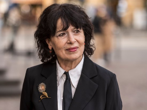 Моника Хелфер: Лавље срце (1)