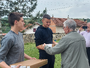 Организација "Спасимо српску децу“ даривала најугроженије широм света