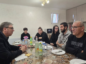 Вучић посетио породицу Фирић чија су три члана погинула у паду надстрешнице