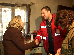 Лекар Никола Новков у слободно време лечи старе и немоћне у забаченим бабушничким селима