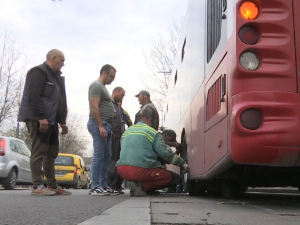 Приведен одговорни за техничку исправност аутобуса са којег је отпао точак, одређено му задржавање