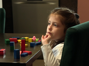 Терапија у Турској помаже седмогодишњој Јелени из Вучја, потребно још третмана